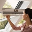 Centre pivot roof window